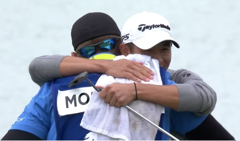 <p>Collin Morikawa bejubelt met zijn caddie zijn overwinning in het PGA Championship.</p>