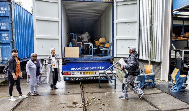 <p>Stichting Miss IQ vult regelmatig containers vol gebruikte schoolspullen om te verschepen naar de Cariben.</p>