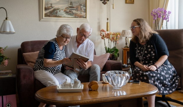 <p>Naast de originele trouwakte die burgemeester Judith Michel uitreikt kreeg het echtpaar een brief met felicitaties van de koning en koningin. </p>