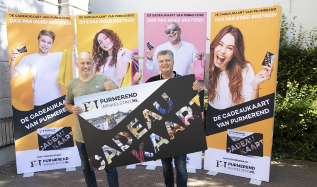 <p>Richard Gort (rechts) en straatvertegenwoordiger Paul Kuijt zijn dolblij met de cadeaukaart. (Foto: De Creatieve Hoek)</p>