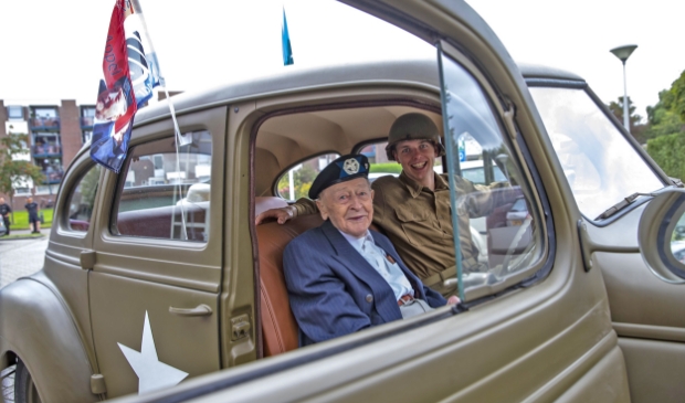 Militair eerbetoon en een rondrit door Enkhuizen voor veteraan en honderdjarige Klaas Appel.