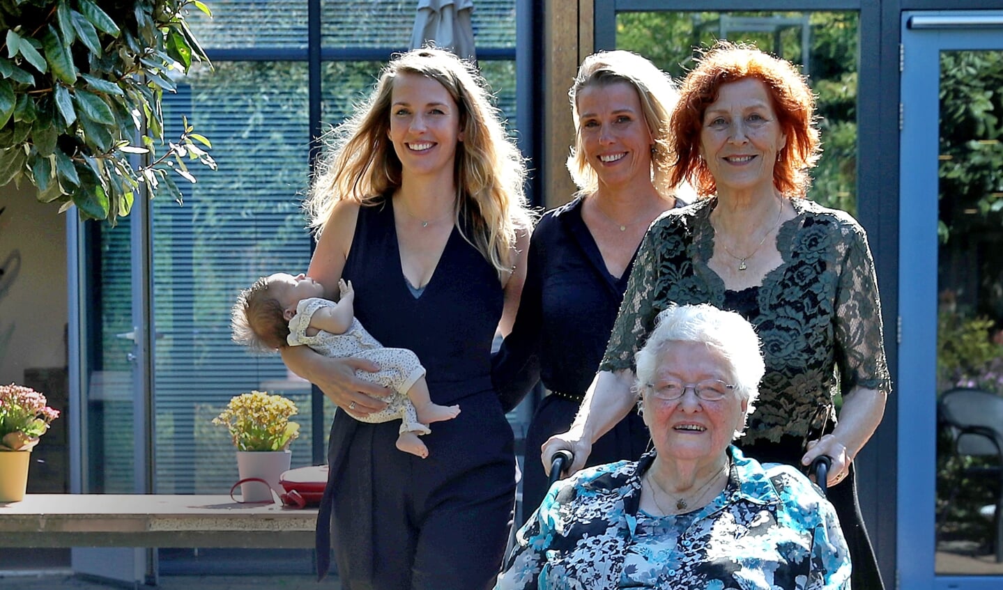 De vijf generaties dames uit het gezin van de Vooren.