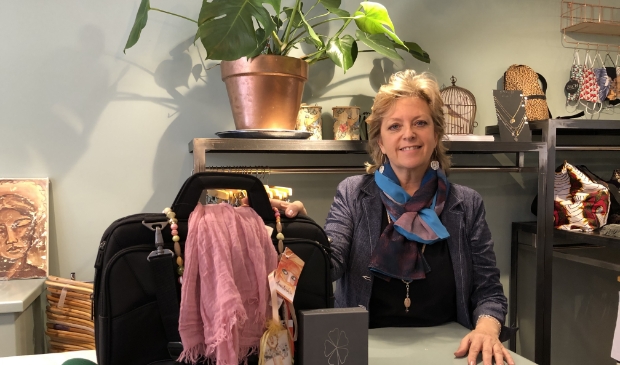 <p>Annemiek Donkersloot heeft alweer een mooie bestemming voor de laptoptassen van de Rabobank.</p>