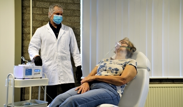 Het nieuw te ontwikkelen medicijn Vostesyl wordt met een speciale verdamper, de Intellimist, toegediend. Foto: Robbert Roos