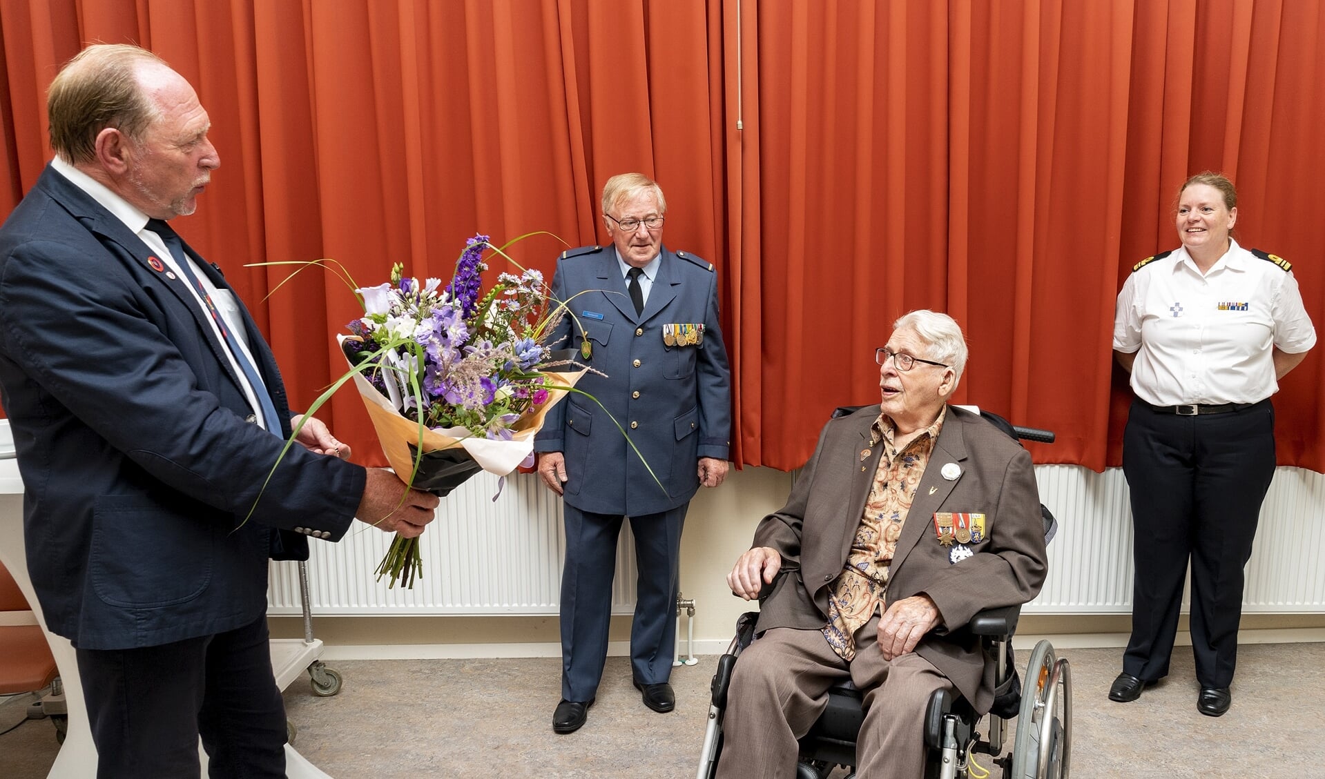 Bloemen in insigne voor veteraan De Rijk. (Foto: Jan Jong fotografie) 