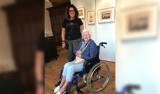 <p>Mevrouw Klaver met Tiny Opdam Pieterse. (Foto: Aangeleverd)</p>