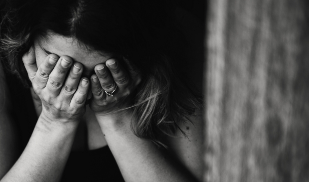 <p>Vrouw rouwt om het verlies van haar partner.</p>