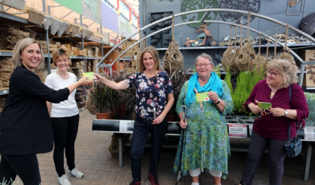 <p>Cynthia van De Boet, initiatiefneemster Lara Brown en stille rapers, Astrid, Hélene en Patricia.</p>