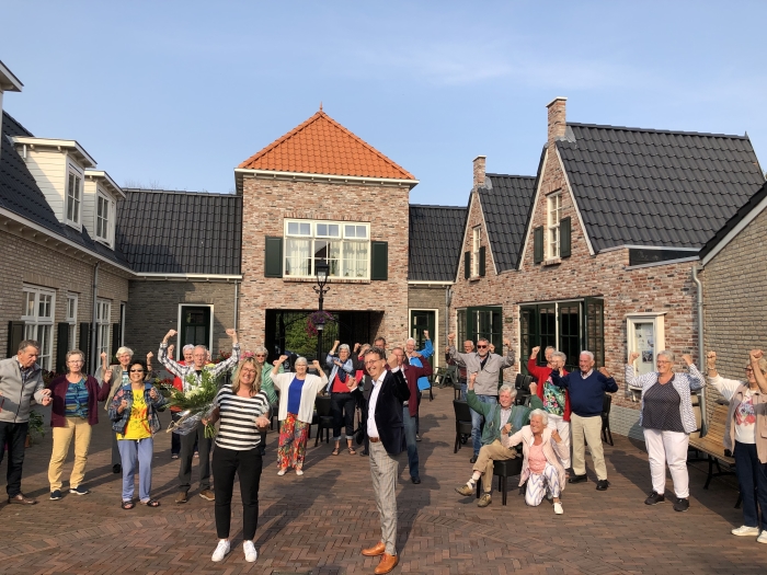 Het Polder Hofje met haar bewoners, initiatiefneemster Jennifer Hofmeijer en delegatie van GezondNU