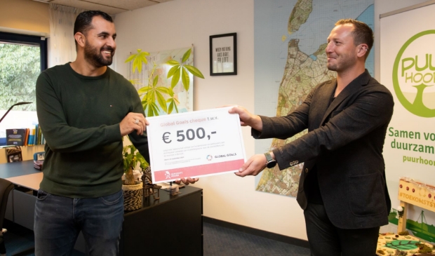<p><em>Wethouder Samir Bashara (r) reikt de Global Goals-cheque uit aan Ali Choukair.</em></p>