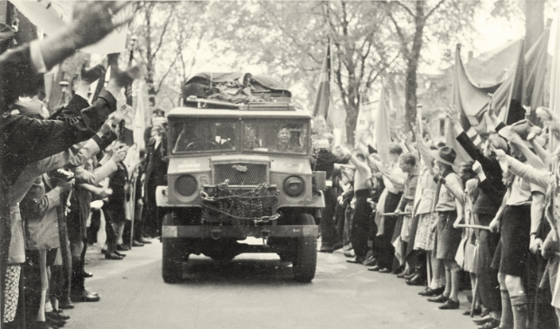 <p> Intocht van de Canadezen op 10 mei 1945 op de Breestraat.</p>