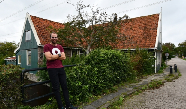 <p>Simon voor het monumentale pand aan de J.J. Allanstraat dat vanaf zomer 2021 bruisende locatie moet zijn waar Zaankanters bijzondere producten en diensten van diverse kleinschalige Zaanse makers kunnen vinden.</p>