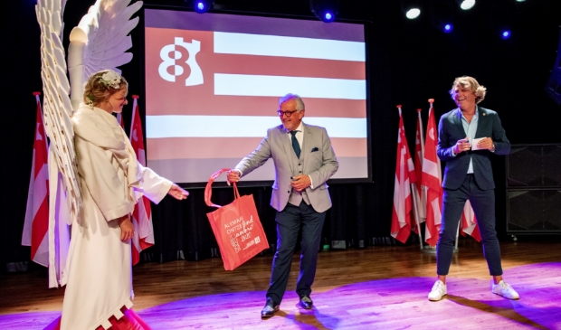 <p>Bruinooge ontvangt eerste Vctorie tas.</p>
