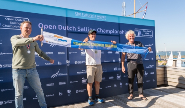 <p><em>Het podium bij de Finn-klasse, v.l.n.r. Wietze Zetzema (2), Nicholas Heiner (1) en Roy Heiner (3).</em></p>