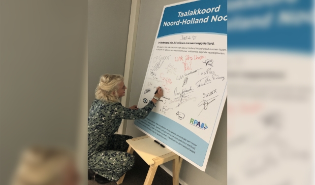 <p><em>Tinka Makaske tekent namens de Vaktaalacademie het Taalakkoord NHN.</em> </p>