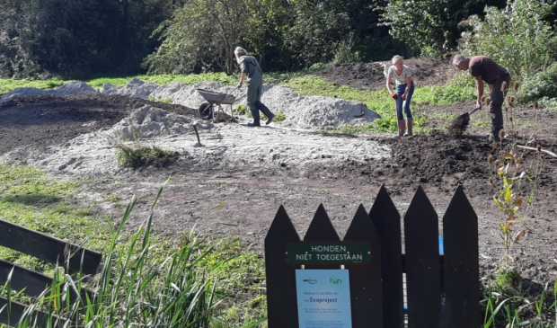 <p>Vrijwilligers storten zand op plek IVN Ecoproject Streekbos.</p>
