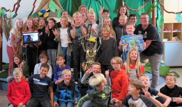 <p>Leerlingen van de Blauwe Ster met leerkrachten en de directeur. </p>