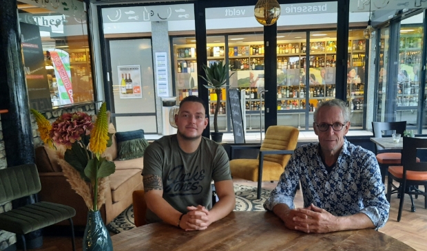 <p>Jos Veldt met links zijn nieuwe chef-kok Bob Lagerweij in de nieuwe huiskamersfeer van de brasserie.</p>