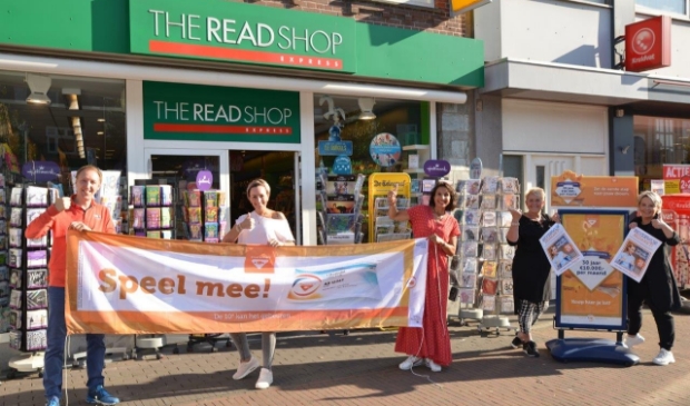 <p>Vlnr: De ondernemers Frank Valk (The Read Shop), Carmen Krul-Donkersloot ( Centre Cosmetique Carmen), Ratna Kaitjily (Tegel Kookwinkel), Gonny Mantje ( Het Feestwinkeltje) en Barbara Middendorp (Helene By Barbara).</p>