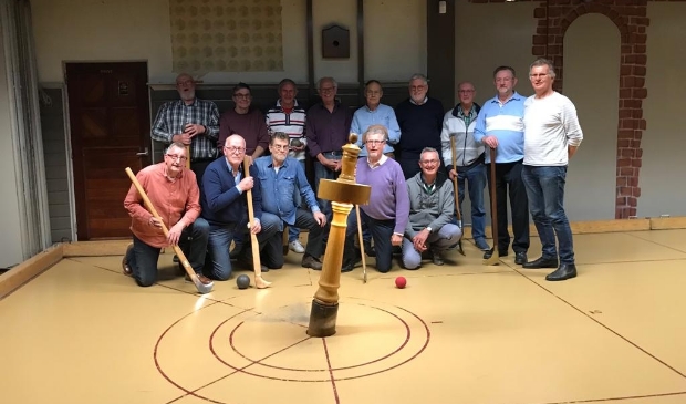 <p>Foto is van de laatste kolfavond op 25 april 2019 na 41 jaar op de eigen baan gespeeld te hebben. Bovenste rij; Louis Schoenmaker, Piet Donker, Wim Vredenburg, Jaap de Bood, Jan Tesselaar, Herman Ligthart, Sjaak Koning, Wout Schouten en Wilm Way. Onderste rij; Theo Schouten, Jan de Vos, Jan Boele, Louis Komen en Jan Houter. De heren Jaap Klaver en Cees de Geus waren afwezig.</p>