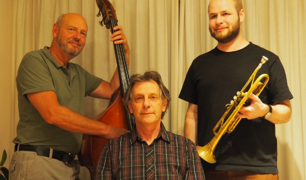 <p>Bassist Marco Mulder, Gerke de Boer en Dirk Waterval.</p>