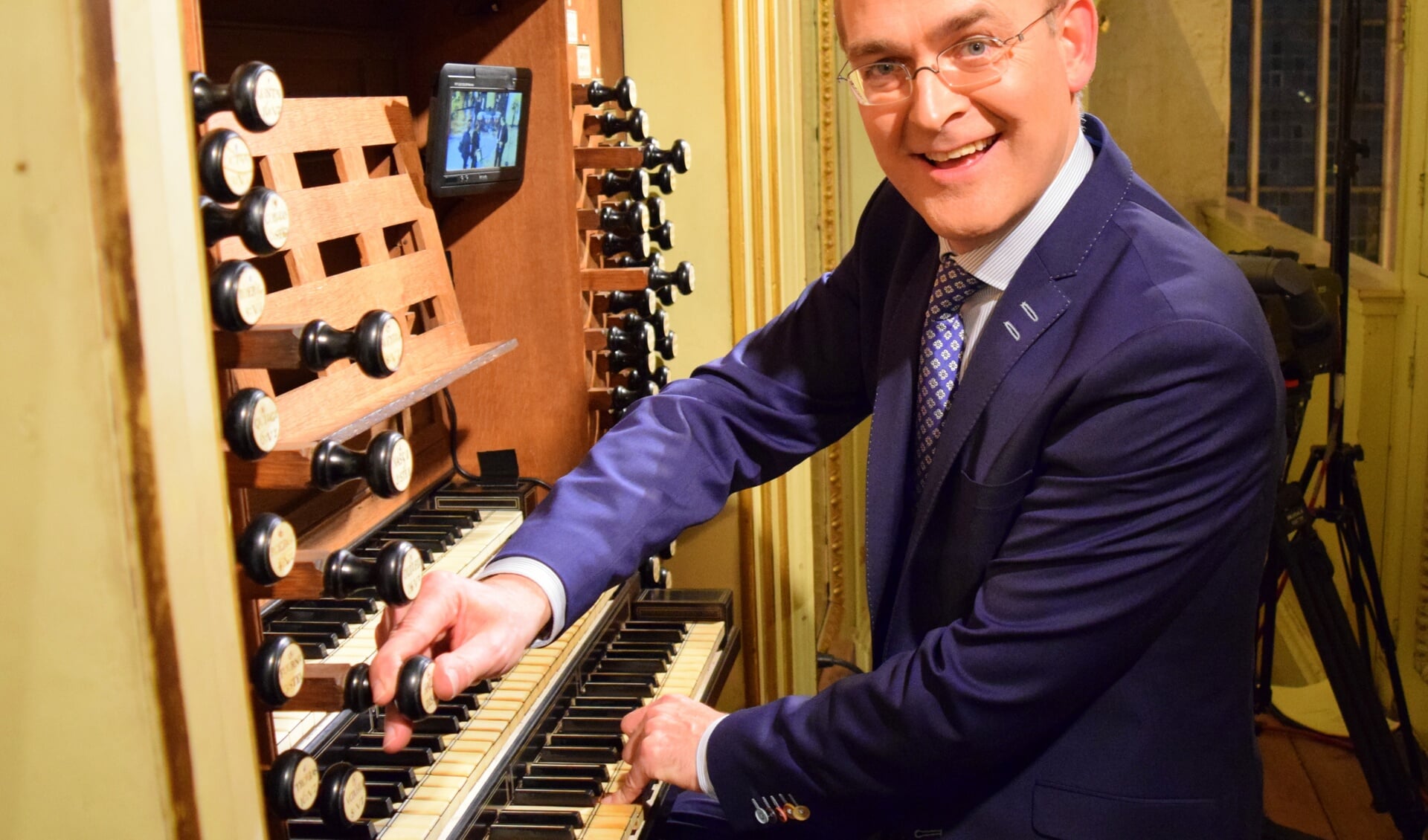 Organist Harm Hoeve bespeelt het orgel in de Grote Kerk Westzaan.