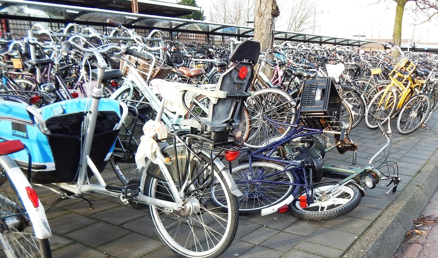 Bomvolle fietsenrekken rondom Castricum NS.