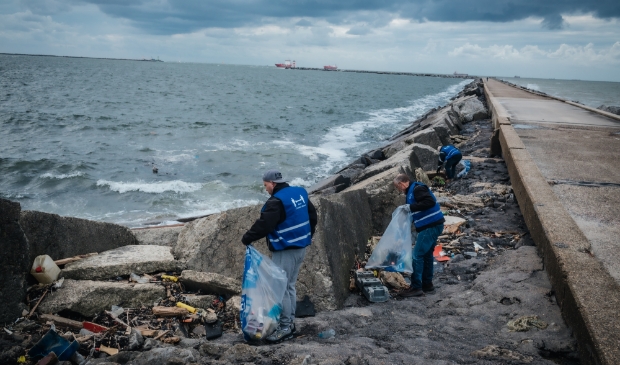 <p>Gewapend met vuilniszakken en vuilgrijpers - én deze keer met 1,5 meter afstand - is er door de sportvissers weer veel rotzooi van de pieren gehaald. </p>