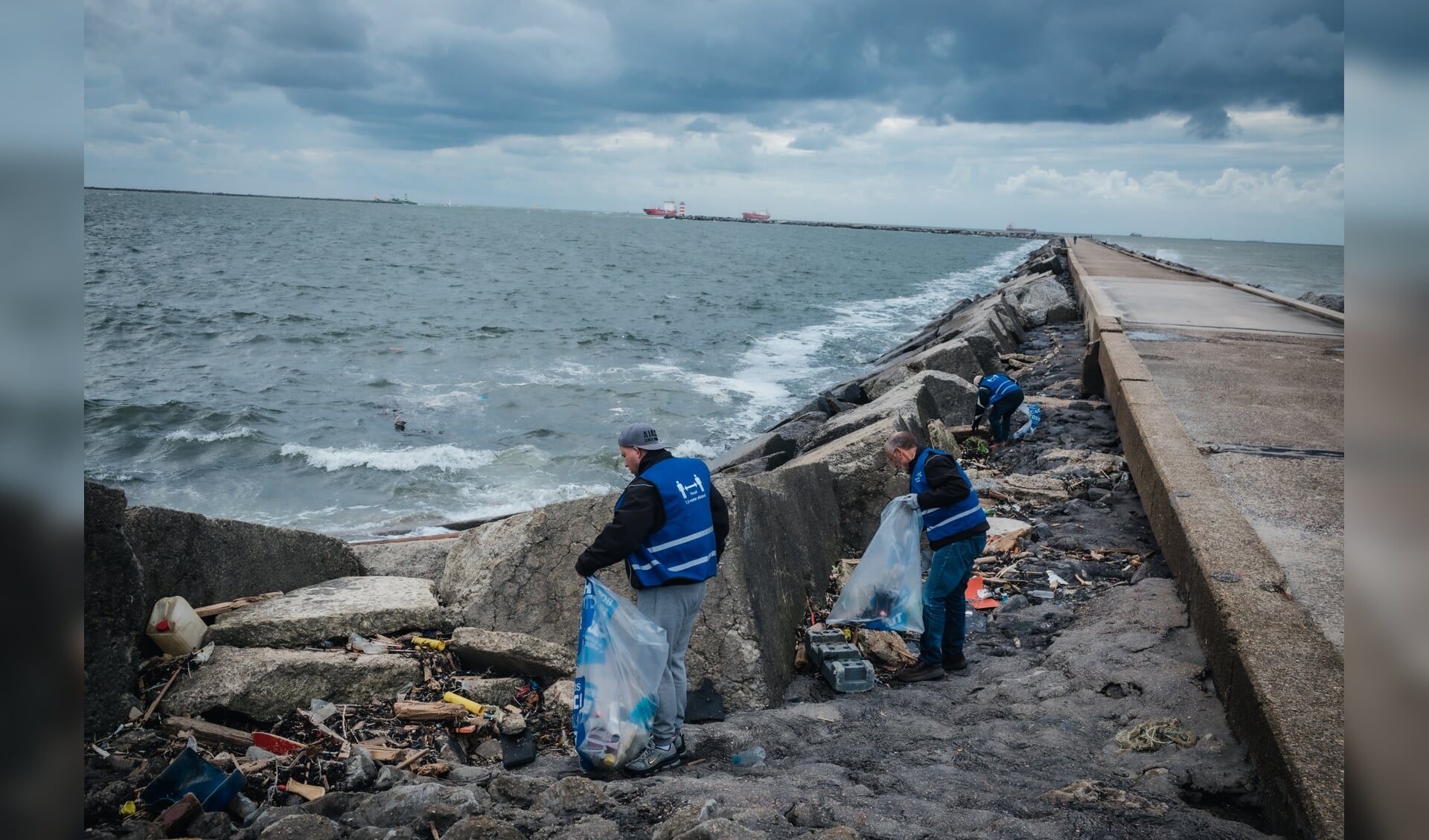Gewapend met vuilniszakken en vuilgrijpers - én deze keer met 1,5 meter afstand - is er door de sportvissers weer veel rotzooi van de pieren gehaald. 
