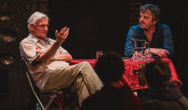<p>Schrijver Mathijs Deen (r) tijdens de boekpresentatie.</p>