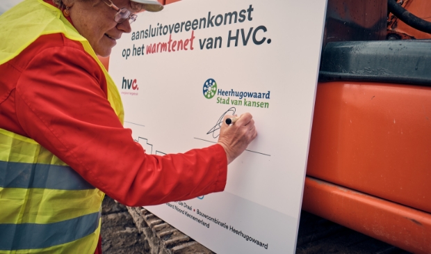 <p>Wethouder Annette Groot tekent als eerste de aansluitovereenkomst.</p>