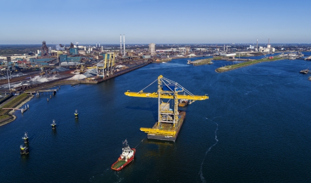 <p>Foto van het transport van de nieuwe loskraan naar Tata Steel in IJmuiden.