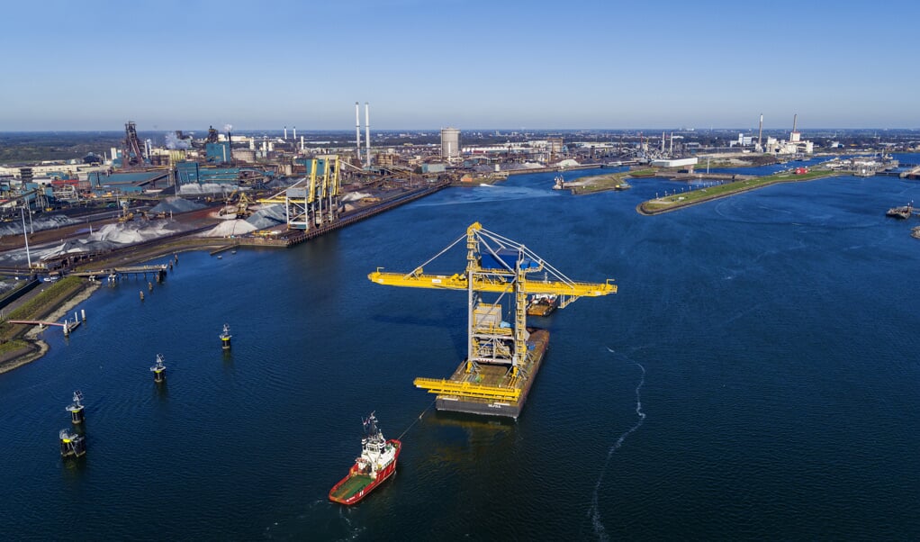 Foto van het transport van de nieuwe loskraan naar Tata Steel in IJmuiden.