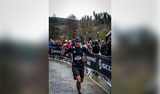 <p>Dennis Kreetz tijdens een eerdere ultra-loop in de Ardennen.</p>