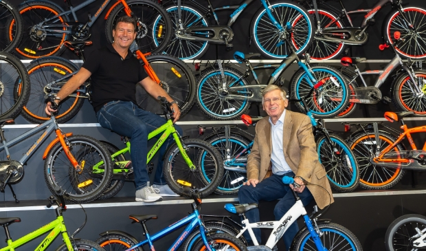 <p>Edwin Boelsz (links) en Leo Kubbinga tussen de fietsen in de showroom in Volendam.</p>