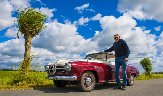 <p>Jan Sijtsma met zijn grote trots: de prachtige rood-beige Isabella coupé. </p>