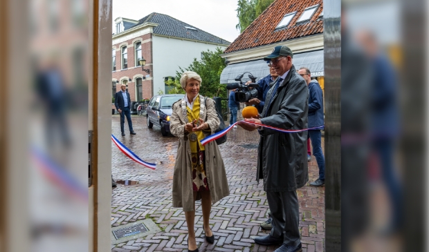 <p>Burgemeester Sievers opent samen met Henri Willig de kaasbeleving in Edam. </p>