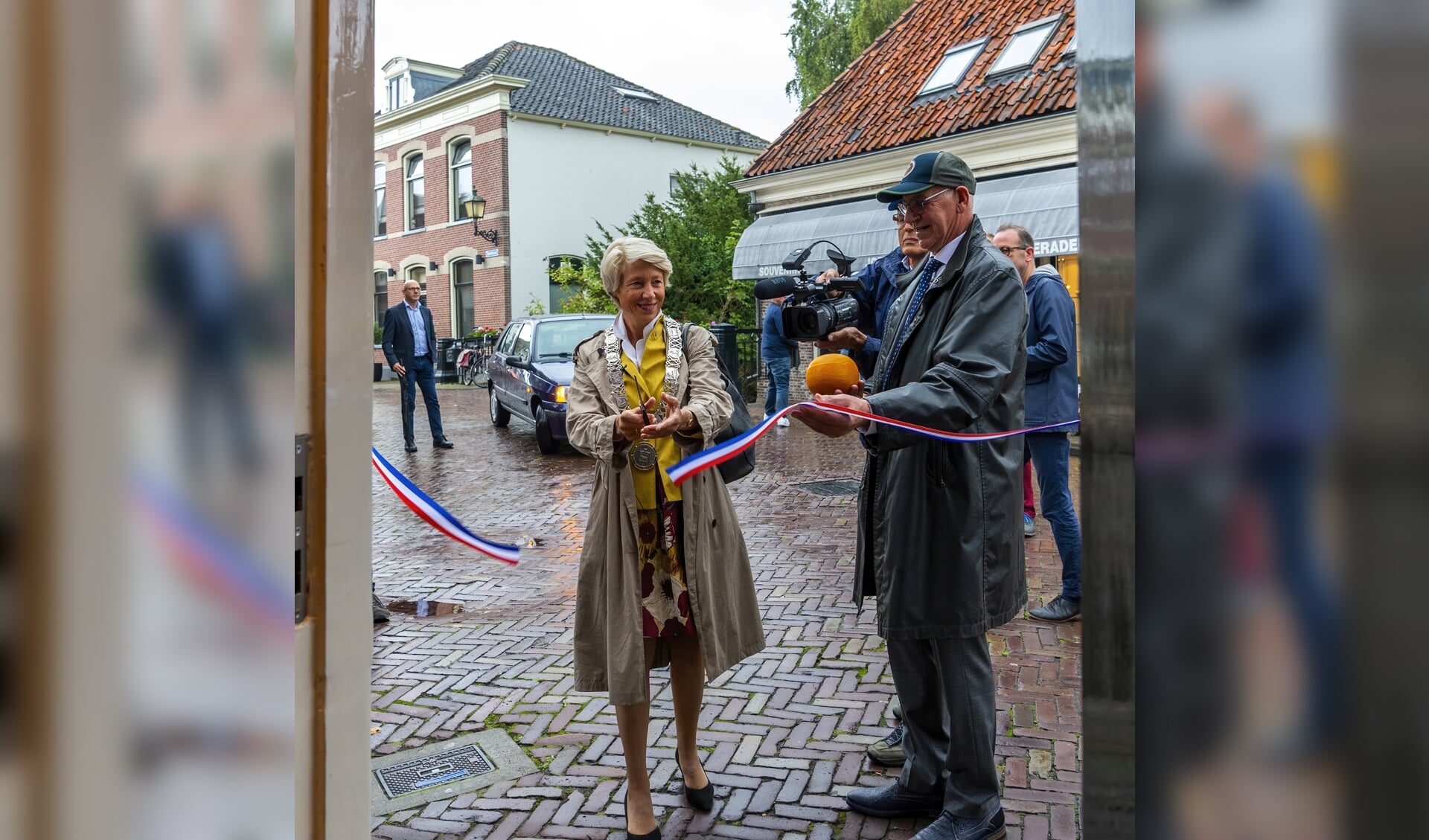 Burgemeester Sievers opent samen met Henri Willig de kaasbeleving in Edam. 