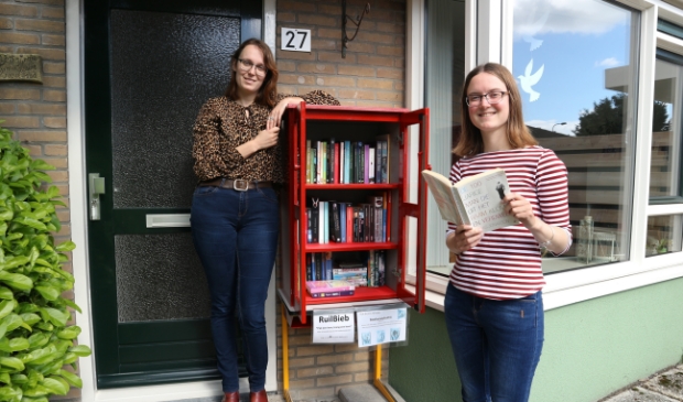 <p>Manouschka en Nadine Groenewoud bij hun Minibieb in Medemblik.</p>