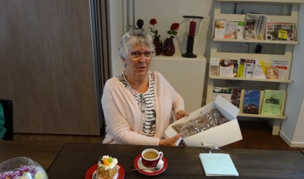 <p>Thea werd in het zonnetje gezet voor ruim veertig jaar inzet voor het dameskoor.</p>
