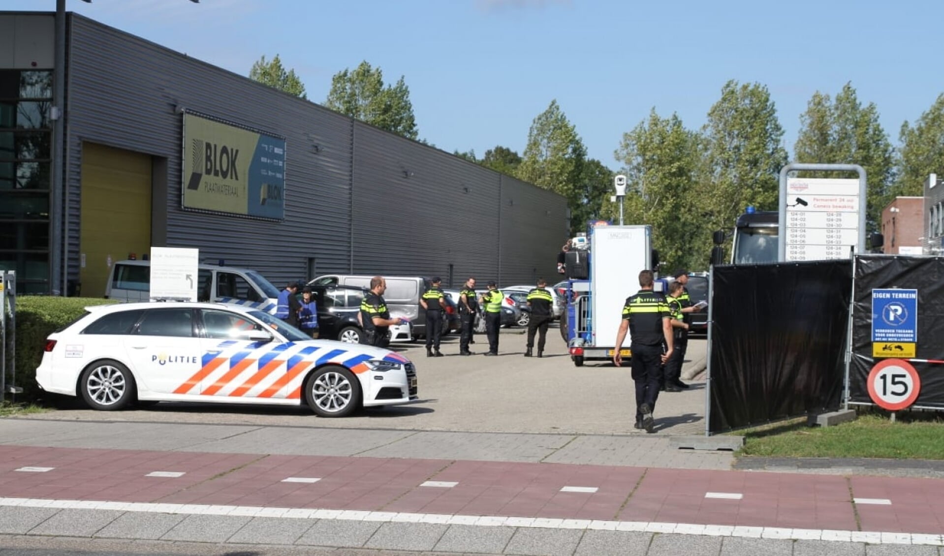 Vier panden op het Midi Center zijn door burgemeester Smit van Beverwijk gesloten vanwege ernstige aanwijzingen van ondergronds bankieren.
