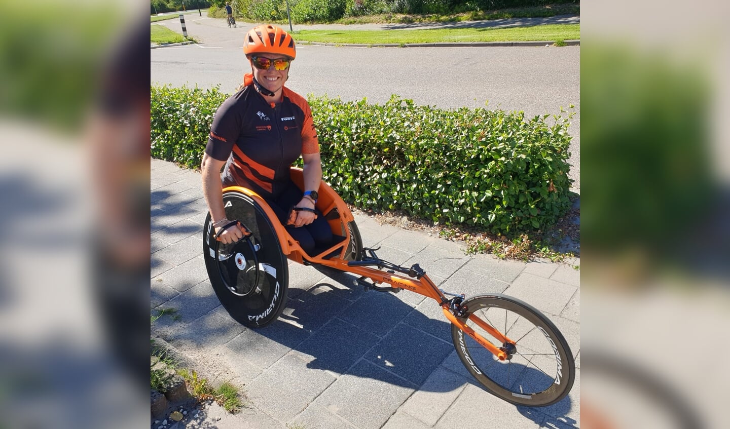 Margret IJdema in haar wheeler. Na een coronabesmetting probeert ze weer in vorm te komen voor de Paralympics in Tokio.