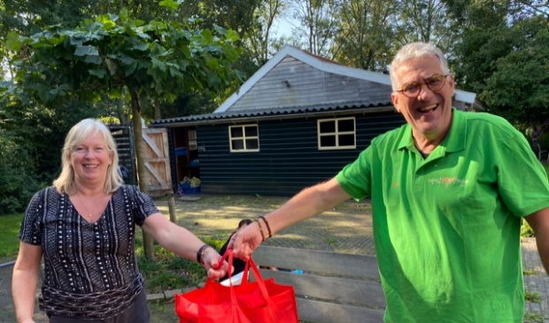 <p>Stichting De Kleine Ark in Oudkarspel kreeg uit handen van Frits Westerkamp een tas met T-shirts.</p>