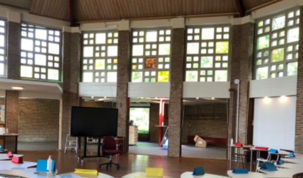 <p>Colleges worden gegeven in de voormalige kerk.</p>