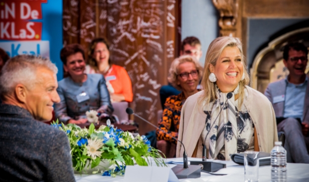 Hans Groot, algemeen directeur bij stichting Tabijn in gesprek met Koningin Máxima over muziekonderwijs