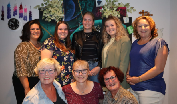 <p>Bovenste rij staande van links naar rechts: Natalie Lodder secretaris, Susan Beemsterboer penningmeester, Sanne Winder pr en sponsorcommissie, Rosalie Hink pr, kap en grime en Bianca Limmen pr en kleding commissie.</p><p>Zittend van links naar rechts: Jolanda Floris pr, rekwisieten en verloting commissie, Mariska Willems Productie leider en Yvette Hink interim-voorzitter Caecilia ‘Muziektheater’</p>