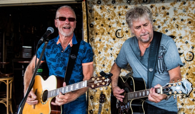 <p>Muzikanten Van Hooff en Tammer brengen een uiteenlopende mix van gitaarmuziek.</p>