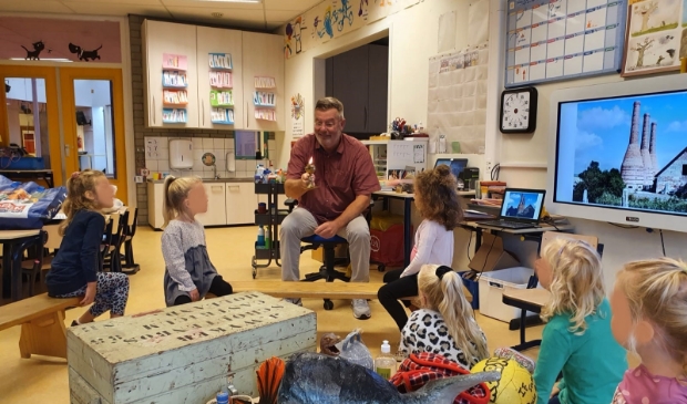 <p>Menno Twisk in de klas van juf Anja en juf Nelleke van de Erasmusschool.</p>