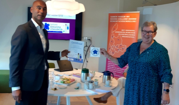 GGD-directeur Edward John Paulina ontvangt het certificaat uit handen van mevrouw Streefland-Du Mee van Alzheimer Nederland.