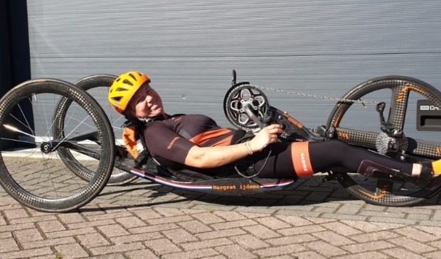 <p>Margret IJdema op de handbike.</p>